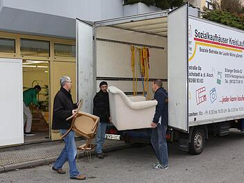 Projektleiter Volker Hütteroth (mit Stuhl), Geschäftsführer Michael Thiem (grüne Jacke) und zwei Mitarbeiter versorgen das neue Kaufhaus mit gebrauchten Möbeln. Fotos: Matthias Hoch