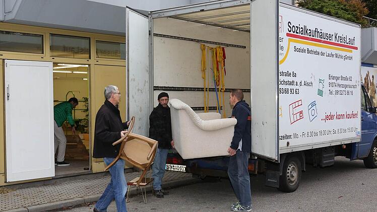 Projektleiter Volker Hütteroth (mit Stuhl), Geschäftsführer Michael Thiem (grüne Jacke) und zwei Mitarbeiter versorgen das neue Kaufhaus mit gebrauchten Möbeln. Fotos: Matthias Hoch