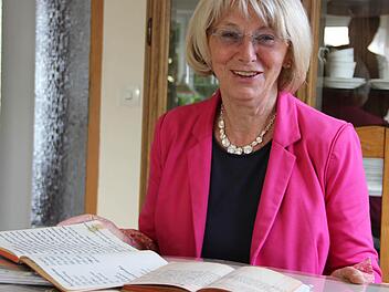 Das Thurnauer Wörterbüchla von Gisela Kern gibt es ab 1. November zu kaufen. Die Autorin hat lange und ausgiebig für ihr neuestes Werk recherchiert. Sie will die Mundart lebendig halten. Foto: Katharina Müller-Sanke