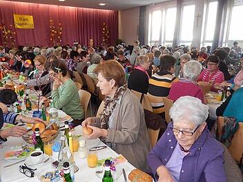 Austausch beim Frühstück: Viele Frauen kennen sich schon, aber auch wer neu ist, findet schnell Anschluss. Fotos: Daniela Feser