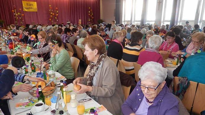 Austausch beim Frühstück: Viele Frauen kennen sich schon, aber auch wer neu ist, findet schnell Anschluss. Fotos: Daniela Feser