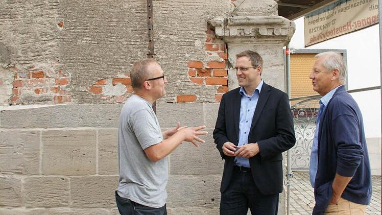 Bauherr Olaf Ernst (links) im Gespräch mit Bürgermeister Matthias Bäuerlein und dem Rauhenebracher Verwaltungs-Chef Günther Brandt bei einem Besuch auf der Baustelle. Foto: Sabine Weinbeer