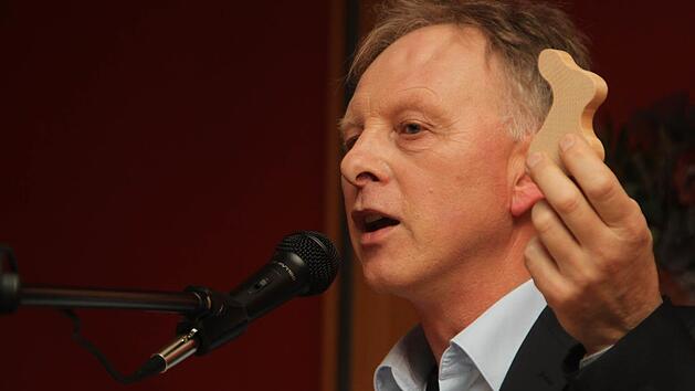 G&uuml;nther Stenglein bei seinem Wahlkampfauftritt in Willmersreuth. F&uuml;r die Besucher hatte er einen kleinen Holz-Osterhasen dabei - ohne Wahlwerbung. Foto: J&uuml;rgen G&auml;rtner