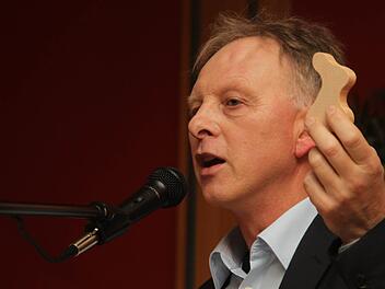 Günther Stenglein bei seinem Wahlkampfauftritt in Willmersreuth. Für die Besucher hatte er einen kleinen Holz-Osterhasen dabei - ohne Wahlwerbung. Foto: Jürgen Gärtner