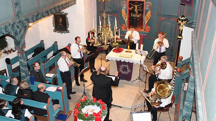 Traditionell eröffnete der Posaunenchor unter der Leitung von Herbert Schoregge das Adventskonzert in der Hafenpreppacher Dreifaltigkeitskirche am vergangenen Sonntagabend.