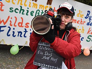 Marianne Dinkel hatte sich in diesem Jahr als Kamerafrau und Regisseurin verkleidet, um den Film "Ein Dorf steht Kopf" neu zu drehen. Foto: Ronald Rinklef