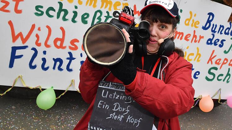Marianne Dinkel hatte sich in diesem Jahr als Kamerafrau und Regisseurin verkleidet, um den Film "Ein Dorf steht Kopf" neu zu drehen. Foto: Ronald Rinklef