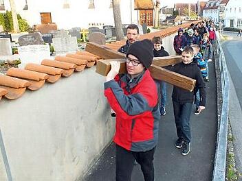 Die Jugendlichen trugen ein Holzkreuz von der Niederndorfer Josefskirche bis zu St. Magdalena in Herzogenaurach. Foto: Manfred Welker