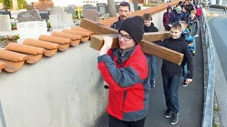 Die Jugendlichen trugen ein Holzkreuz von der Niederndorfer Josefskirche bis zu St. Magdalena in Herzogenaurach. Foto: Manfred Welker