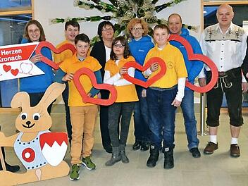 Sie freuen sich auf ihren Auftritt beim Rennsteigfest in Steinbach am Wald und die Theatergruppe auf ihr Debüt für "1000 Herzen" (v. l.): Gerhard Burkert- Mazur, hintere Reihe: Katrin Fehn, Tobias Jäkel (Theatergruppe), 2. Bürgermeisterin Monika Barnickel, Sandra Jäkel, Frank Hirschböck (Theatergruppe), Stefan Hertel, Michael Ruß, vorne von links Jonas Zwosta, Tamara Fehn, Martin Löffler (alle Theatergruppe).  Foto: K.- H. Hofmann