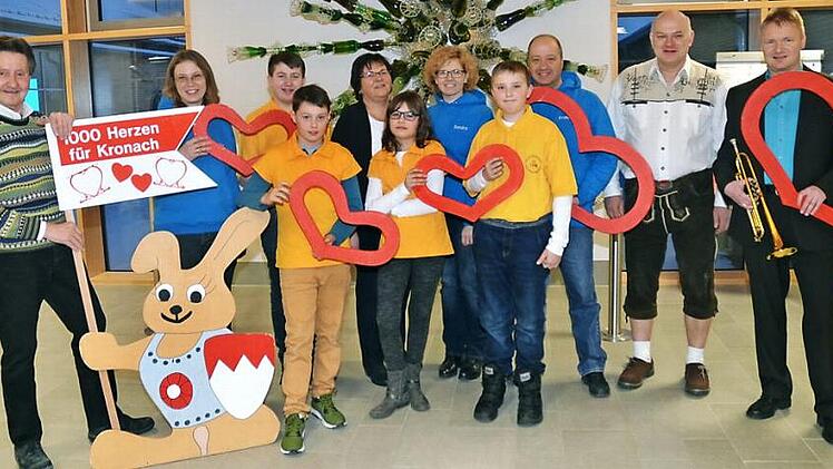 Sie freuen sich auf ihren Auftritt beim Rennsteigfest in Steinbach am Wald und die Theatergruppe auf ihr Debüt für "1000 Herzen" (v. l.): Gerhard Burkert- Mazur, hintere Reihe: Katrin Fehn, Tobias Jäkel (Theatergruppe), 2. Bürgermeisterin Monika Barnickel, Sandra Jäkel, Frank Hirschböck (Theatergruppe), Stefan Hertel, Michael Ruß, vorne von links Jonas Zwosta, Tamara Fehn, Martin Löffler (alle Theatergruppe).  Foto: K.- H. Hofmann