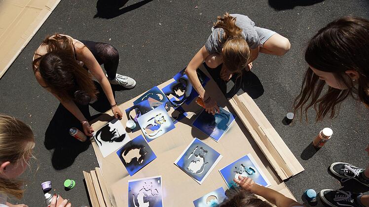 Schablonen dienen als Sprüh-Vorlagen.Foto: Arkadius Guzy