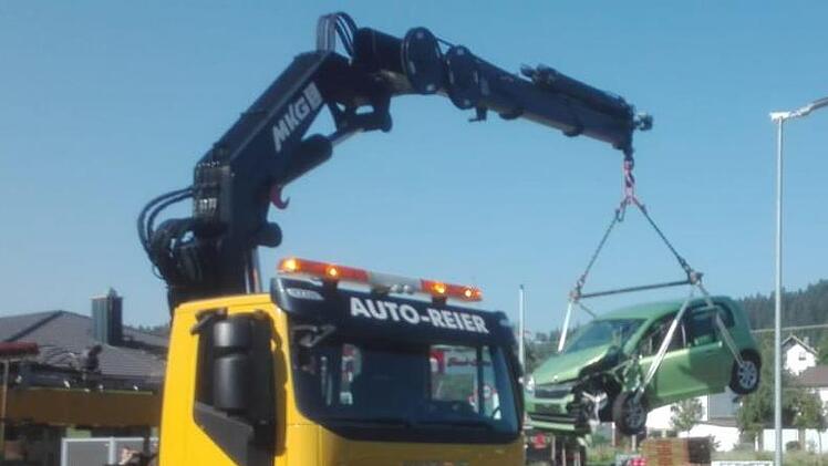 Ein Abschleppfahrzeug hat den Kleinwagen am Haken. Foto: Daniel Wachter