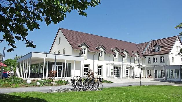 Die Lokalität "Rindhof - Cafe und Restaurant" lädt sowohl im Inneren als auch auf der Terrasse zum Verweilen ein.  Foto: Anton Then