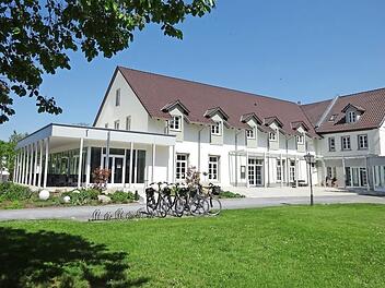 Die Lokalität "Rindhof - Cafe und Restaurant" lädt sowohl im Inneren als auch auf der Terrasse zum Verweilen ein.  Foto: Anton Then