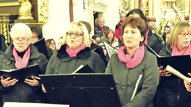 Der (fast reine) Frauenchor "Maria Magdalena" wirkte beim Konzertnachmittag in Bischwind mit, hier bei einem St&uuml;ck mit S&auml;nger Adam Ort (rechts).