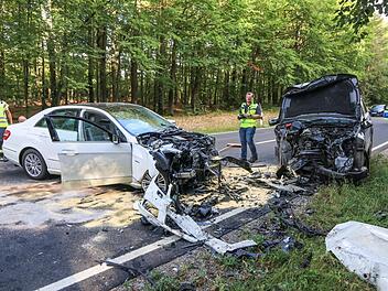 Auf der B286 bei Bad Kissingen kam es am Donnerstag zu einem Frontalzusammensto&szlig; von zwei Fahrzeugen. Die drei Insassen wurden schwer verletzt. Foto: NEWS5 / Merzbach