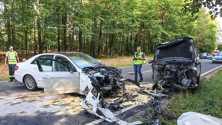 Auf der B286 bei Bad Kissingen kam es am Donnerstag zu einem Frontalzusammensto&szlig; von zwei Fahrzeugen. Die drei Insassen wurden schwer verletzt. Foto: NEWS5 / Merzbach