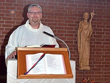 Sebastian Rauer hat seine Ausbildung zum Gottesdienstbeauftragten erfolgreich absolviert und wartet nun auf seine offizielle Beauftragung und Aussendung durch Erzbischof Ludwig Schick und die Amtseinführung in einer Kirchengemeinde im Seelsorgebereich Kronach durch Pfarrer Thomas Teuchgräber. Foto: Karl-Heinz Hofmann