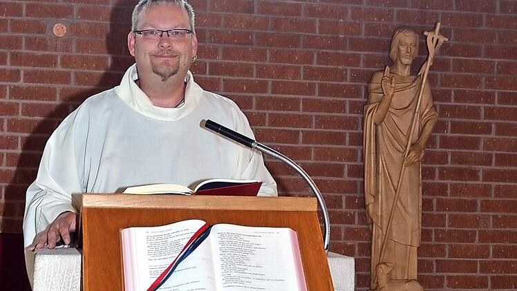 Sebastian Rauer hat seine Ausbildung zum Gottesdienstbeauftragten erfolgreich absolviert und wartet nun auf seine offizielle Beauftragung und Aussendung durch Erzbischof Ludwig Schick und die Amtseinführung in einer Kirchengemeinde im Seelsorgebereich Kronach durch Pfarrer Thomas Teuchgräber. Foto: Karl-Heinz Hofmann