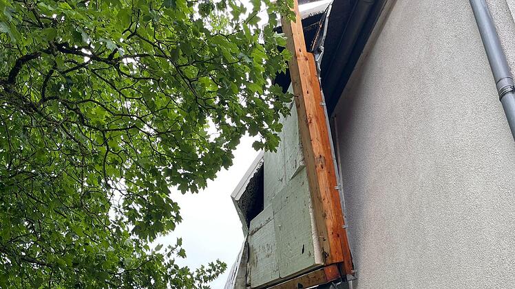Trebgast: Sturm deckt Dach von Turnhallendach ab - "wie ein DIN-A4-Blatt"