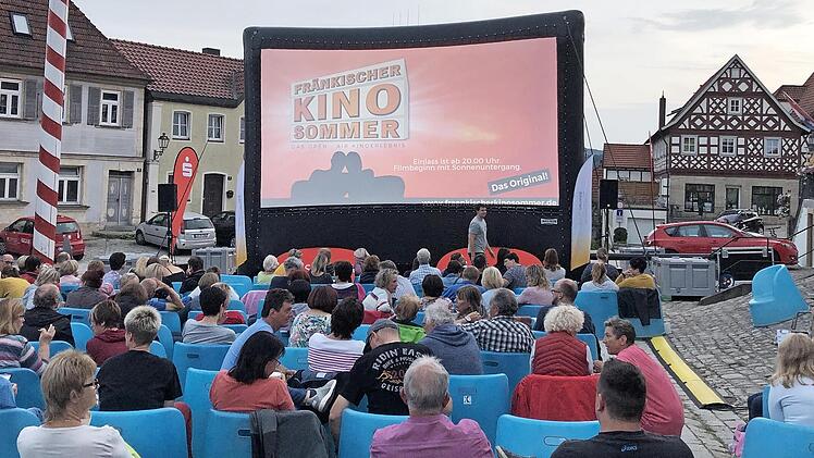 Der Marktplatz wird zum Kinosaal.