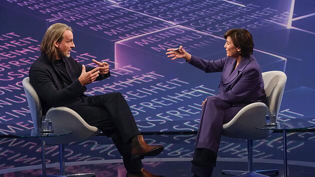 Richard David Precht hat sich mit Sandra Maischberger zum Thema Meinungsfreiheit unterhalten.