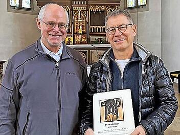 Pfarrer P. Markus Reis OSA (links) &uuml;berreichte an Guido Rose die Dankurkunde des Bistums als Anerkennung seiner mehr als 25-j&auml;hrigen Organistent&auml;tigkeit in der Pfarrgemeinde Burghausen.