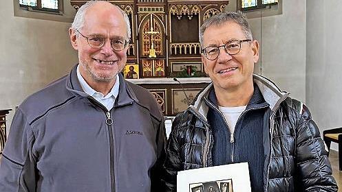 Pfarrer P. Markus Reis OSA (links) &uuml;berreichte an Guido Rose die Dankurkunde des Bistums als Anerkennung seiner mehr als 25-j&auml;hrigen Organistent&auml;tigkeit in der Pfarrgemeinde Burghausen.