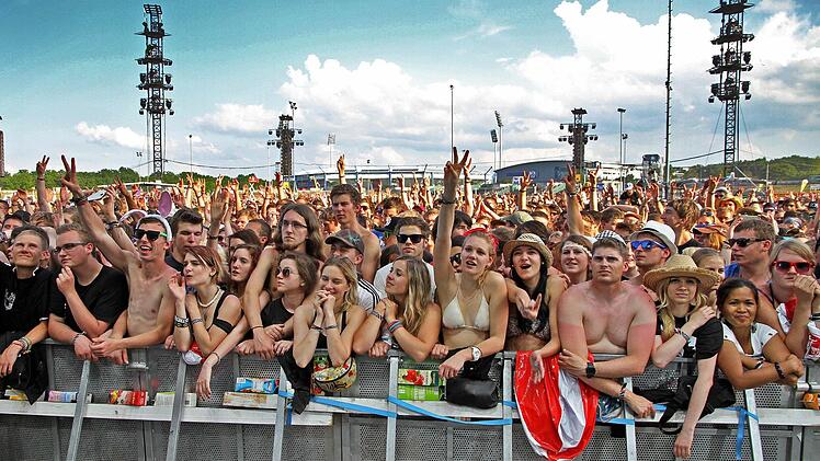 Impressionen von Rock im Park 2013 in Nürnberg: Crowd Centerstage / Foto: Tobias Stich
