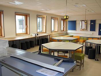 Stolz ist die Schule auf die "Lernwerkstatt" für Naturwissenschaften. Fotos: Karen Peemöller