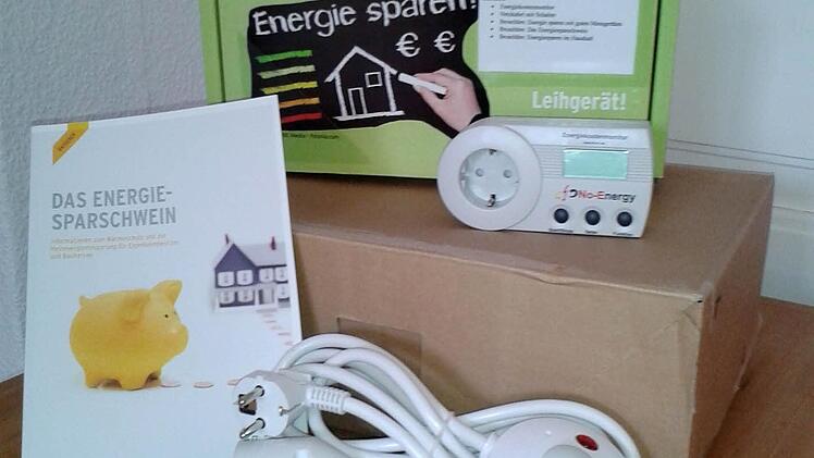 So sieht das Energiesparpaket aus, das ab sofort in der Bücherei Langendorf ausgeliehen werden kann. Mit dem Messgerät lässt sich ermitteln, wie hoch der Stromverbrauch der Geräte ist. Foto: Inge Schaub