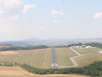 Wenn der Flugplatz bei Meeder nicht gebaut werden kann, dann sollte der Platz auf der Brandensteinsebene möglichst rasch so gut wie möglich ausgebaut werden. Das finden die Mitglieder des Vereins "Freunde der Brandensteinsebene. Foto: CT-Archiv/Jochen Nützel