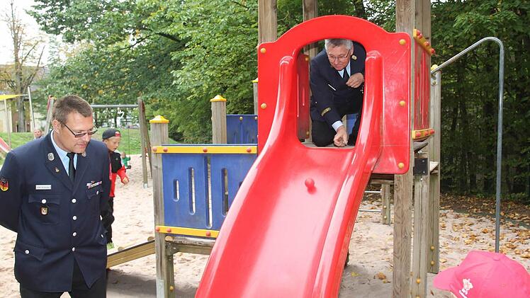 Durch den Hula-Hoop Reifen kam KBR Manfred Lorenz ohne Probleme. Foto: Michael Stelzner