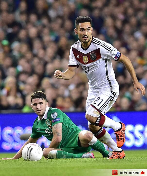 Deutschlands Ilkay Gündogan und Irlands Robbie Brady kämpfen um den Ball.