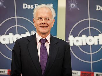 Auch das noch: "Dirty Harry" Harald Schmidt wird zum krangensteifen TV-Kriminaler! Foto: Arne Dedert/dpa