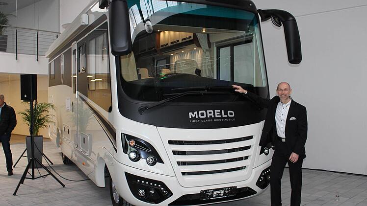 Jochen Reimann vor einem der Luxus-Reisemobile