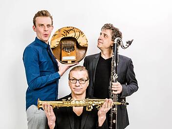 Sopransaxofonist Volker Schlott und Bassklarinettist Falk Breitkreuz betreiben unter dem Namen Favo die kleinste Groove-Einheit Berlins. Den Gesang steuert Sander de Winne bei. Foto: PR