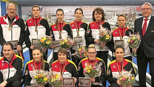 Der deutsche Meister 2017 nach der Siegerehrung, hinten v.&nbsp;l.: Harald Gr&auml;tzsch, Alina Dollheimer, Ines Maricic, Ioana Antal, Beata Wlodarczyk, Daniela Kicker, DKBC-Pr&auml;sident J&uuml;rgen Franke; vorn v.&nbsp;l.: Betreuer Mitja Hudovernik, Josipa Geljic-Vilusic, Sabrina Walter, Sina Bei&szlig;er, Corinna Kastner Foto: privat