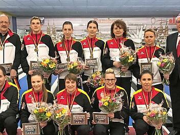 Der deutsche Meister 2017 nach der Siegerehrung, hinten v.&nbsp;l.: Harald Gr&auml;tzsch, Alina Dollheimer, Ines Maricic, Ioana Antal, Beata Wlodarczyk, Daniela Kicker, DKBC-Pr&auml;sident J&uuml;rgen Franke; vorn v.&nbsp;l.: Betreuer Mitja Hudovernik, Josipa Geljic-Vilusic, Sabrina Walter, Sina Bei&szlig;er, Corinna Kastner Foto: privat