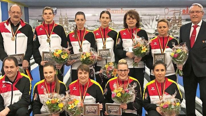 Der deutsche Meister 2017 nach der Siegerehrung, hinten v.&nbsp;l.: Harald Gr&auml;tzsch, Alina Dollheimer, Ines Maricic, Ioana Antal, Beata Wlodarczyk, Daniela Kicker, DKBC-Pr&auml;sident J&uuml;rgen Franke; vorn v.&nbsp;l.: Betreuer Mitja Hudovernik, Josipa Geljic-Vilusic, Sabrina Walter, Sina Bei&szlig;er, Corinna Kastner Foto: privat