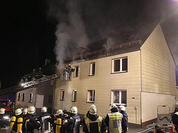 Bei einem Wohnhausbrand im oberfränkischen Geroldsgrün ist am Donnerstagabend ein 77 Jahre alter Mann ums Leben gekommen. Die Feuerwehr fand den Bewohner tot in dem Haus. Foto: NEWS5 / Fricke
