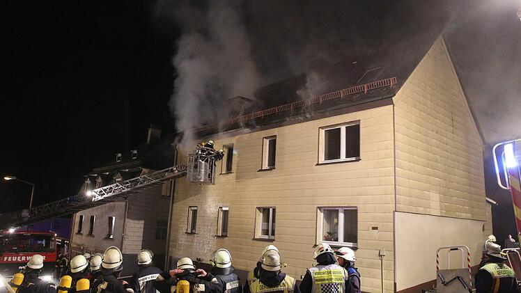 Bei einem Wohnhausbrand im oberfränkischen Geroldsgrün ist am Donnerstagabend ein 77 Jahre alter Mann ums Leben gekommen. Die Feuerwehr fand den Bewohner tot in dem Haus. Foto: NEWS5 / Fricke