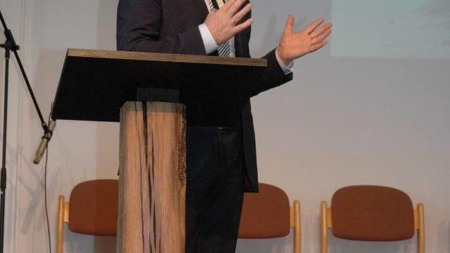 Pastor Werner Kröger erzählte, wie weit der Weg vom Schillerplatz zum Max-Böhme-Ring war. Foto: Edwin Meißinger