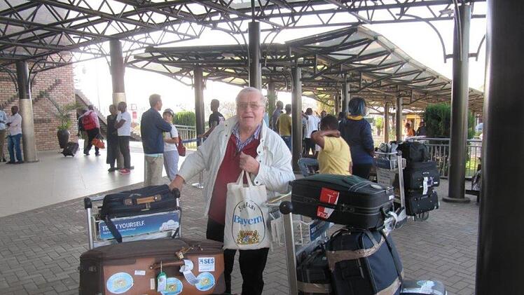 Nicht weniger als sieben Koffer hatte Alfred Schäfer bei seiner Ankunft am Flughafen in Kigali dabei. Die Gepäckstücke enthielten zum großen Teil Spenden aus Deutschland.