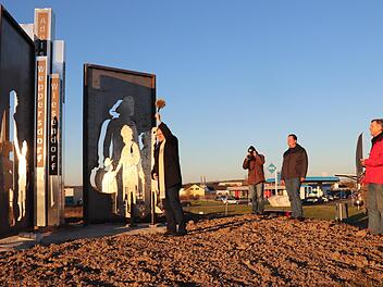 Pfarrer Thomas Ringer segnete das Kunstwerk. Johanna Blum