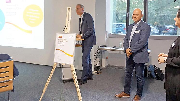 Fabienne Geißdörfer, Oliver Kundler und German Hacker (v. r.) begrüßten die neuen Dozenten.