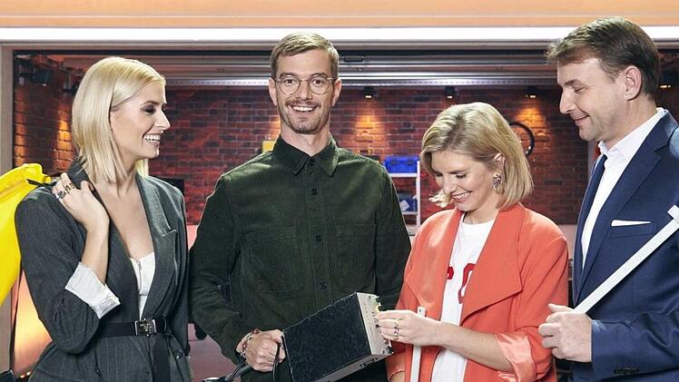 Das ist das Expertenteam: (von links) "Amorelie"-Gründerin Lea-Sophie Cramer, die  Moderatoren Lena Gercke und Joko Winterscheidt sowie Rewe-Einkaufschef Hans-Jürgen Moog. Foto: Copyright © ProSieben/Willi Weber
