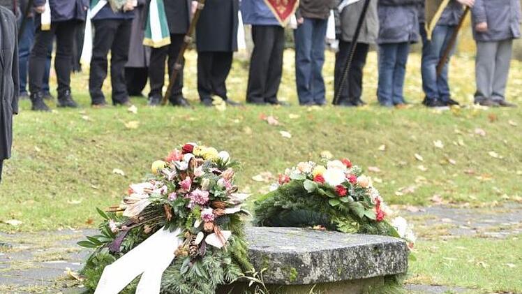 Die Kranzniederlegung zum Volkstrauertag wird es heuer in Wilhelmsthal nur in einem ganz engen Rahmen geben. Symbolfoto/Archiv