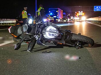 Sturz auf A73 bei Forchheim endet t&ouml;dlich: 17-j&auml;hriger Motorradfahrer von Auto erfasst